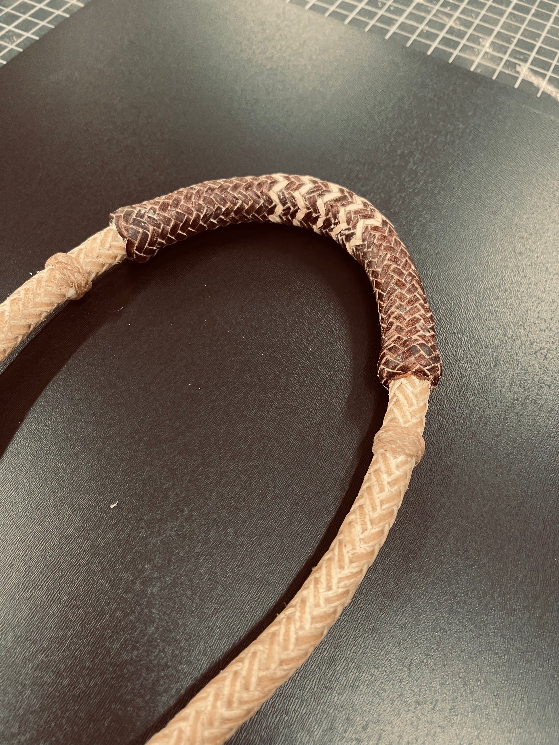 Cuir bicolore Bosal recouvert de cuir brut tissé Cuir bicolore Bosal recouvert de cuir brut tissé